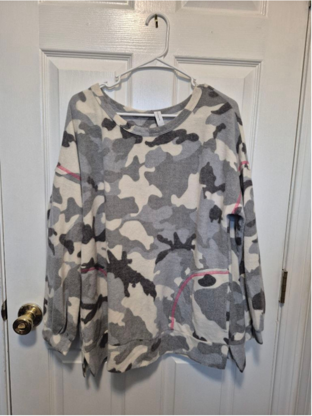 Women's honeyme Gray White Camo Sweatshirt L